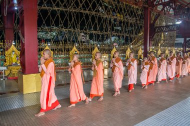 Myanmar. Yangon. Şehirdeki Chaukhtatgyi Buda Tapınağı 'ndaki keşişlerin güzel manzarası..