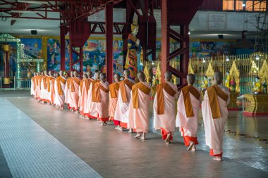 Myanmar. Yangon. Şehirdeki Chaukhtatgyi Buda Tapınağı 'nın güzel bir manzarası..