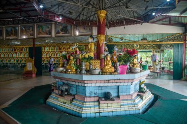Myanmar. Yangon. Şehirdeki Chaukhtatgyi Buda Tapınağı 'nın güzel bir manzarası..