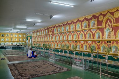 Myanmar. Yangon. Şehirdeki Chaukhtatgyi Buda Tapınağı 'nın güzel bir manzarası..