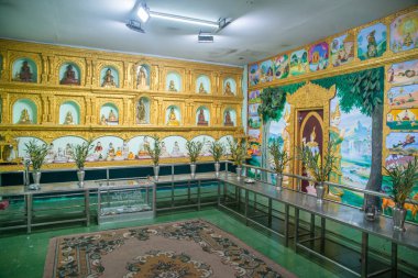 Myanmar. Yangon. Şehirdeki Chaukhtatgyi Buda Tapınağı 'nın güzel bir manzarası..