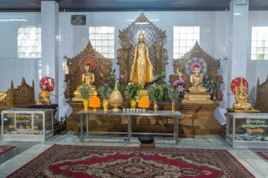 Myanmar. Yangon. Şehirdeki Chaukhtatgyi Buda Tapınağı 'nın güzel bir manzarası..