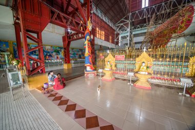 Myanmar. Yangon. Şehirdeki Chaukhtatgyi Buda Tapınağı 'nın güzel bir manzarası..