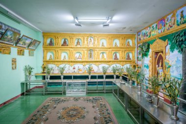 Myanmar. Yangon. Şehirdeki Chaukhtatgyi Buda Tapınağı 'nın güzel bir manzarası..