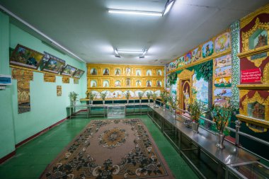 Myanmar. Yangon. Şehirdeki Chaukhtatgyi Buda Tapınağı 'nın güzel bir manzarası..