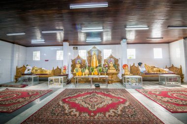 Myanmar. Yangon. Şehirdeki Chaukhtatgyi Buda Tapınağı 'nın güzel bir manzarası..