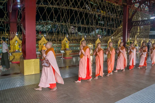 Myanmar. Yangon. Şehirdeki Chaukhtatgyi Buda Tapınağı 'ndaki keşişlerin güzel manzarası..