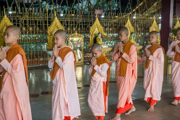 Myanmar. Yangon. Şehirdeki Chaukhtatgyi Buda Tapınağı 'nın güzel bir manzarası..