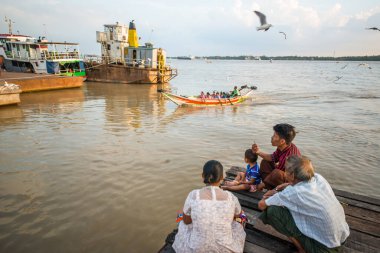 Myanmar. Yangon. Şehirde Yangon Nehri 'nin güzel bir manzarası var..