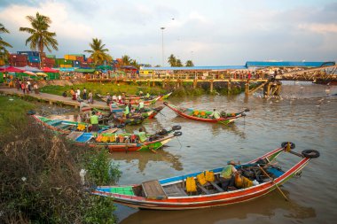 Myanmar. Yangon. Şehirde Yangon Nehri 'nin güzel bir manzarası var..