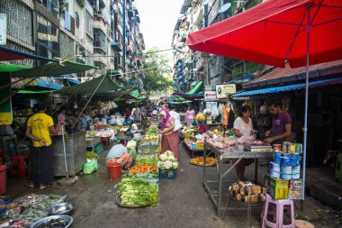 Myanmar. Yangon. Şehirdeki Sokak Pazarı manzarası.