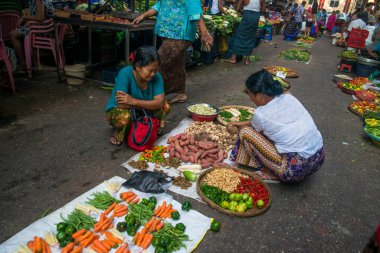 Myanmar. Yangon. Şehirdeki Sokak Pazarı manzarası.