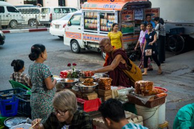 Myanmar. Yangon. Şehirdeki Sokak Pazarı manzarası.