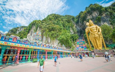 Kuala Lumpur, Malezya. Batu Mağaralarının girişindeki bu Hindu tapınağının güzel bir manzarası var..