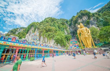 Batu Mağaraları tapınağının önündeki Sri Muruga heykelinin güzel bir manzarası..