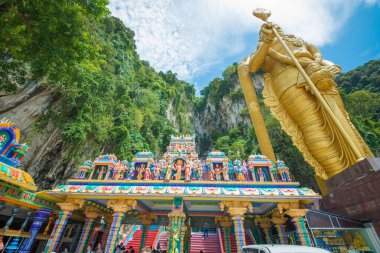 Batu Mağaraları tapınağının önündeki Sri Muruga heykelinin güzel bir manzarası..
