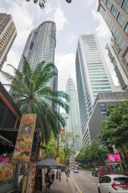 Kuala Lumpur, Malezya. Şehir turundaki binaların güzel manzarası. Otobüsten atla..