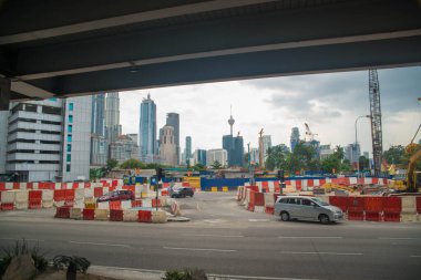 Kuala Lumpur, Malezya. Şehir turundaki binaların güzel manzarası. Otobüsten atla..