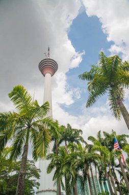 Arka planda bulutlu gökyüzü olan KL Kulesi, Malezya