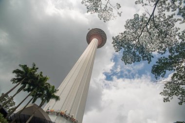 Arka planda bulutlu gökyüzü olan KL Kulesi, Malezya