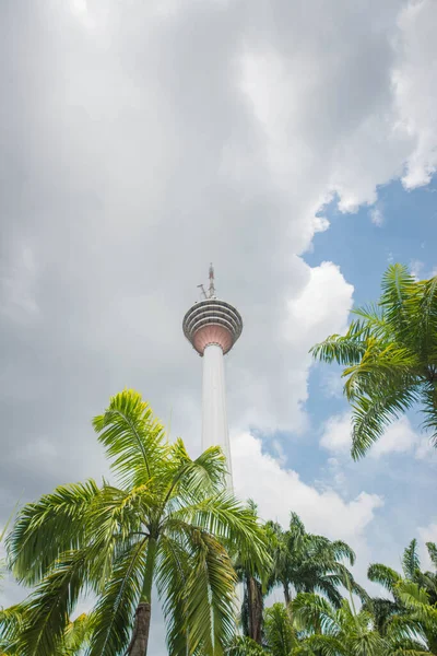 マレーシアを背景に曇り空のKlタワー — ストック写真