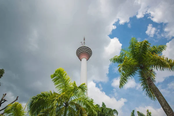 Tower Met Bewolkte Lucht Achtergrond Maleisië — Stockfoto