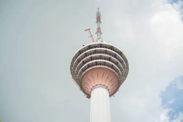 Tower Met Bewolkte Lucht Achtergrond Maleisië — Stockfoto