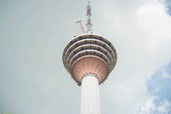 Tower Met Bewolkte Lucht Achtergrond Maleisië — Stockfoto