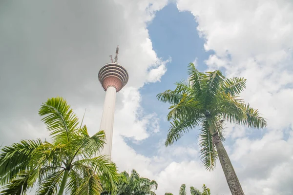 マレーシアを背景に曇り空のKlタワー — ストック写真