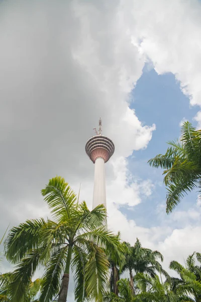 Tour Avec Ciel Nuageux Arrière Plan Malaisie — Photo