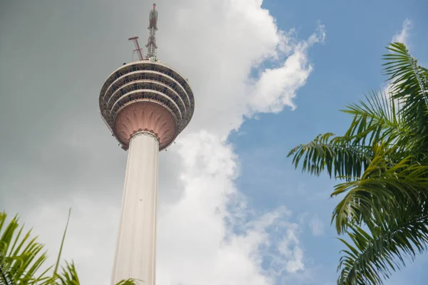 Tower Met Bewolkte Lucht Achtergrond Maleisië — Stockfoto