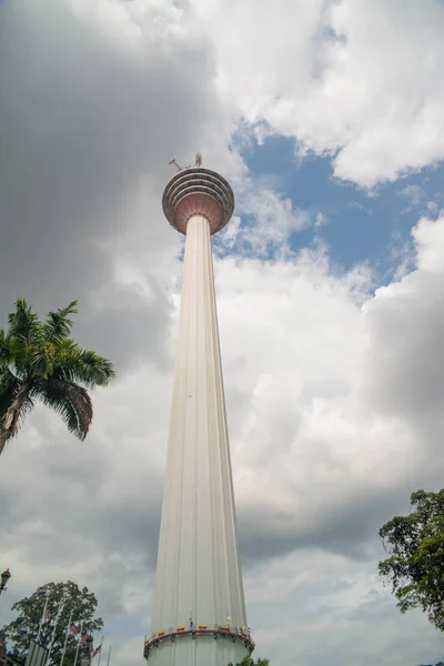 Tower Mit Wolkenverhangenem Himmel Hintergrund Malaysia — Stockfoto
