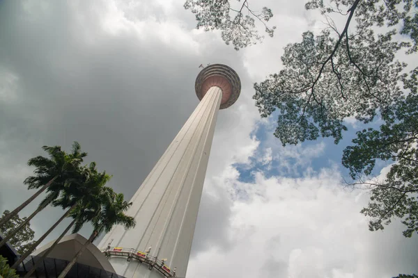 Tower Com Céu Nublado Fundo Malásia — Fotografia de Stock