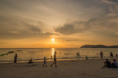 Malezya. Langkawi. Pantai Cenang Sahili 'nde gün batımı.
