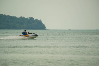 Malezya. Langkawi. Pantai Cenang Sahili 'nde Jet Ski manzarası.