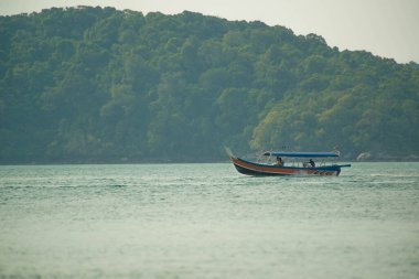 Malezya. Langkawi. Pantai Cenang Sahili 'nde bir tekne manzarası.