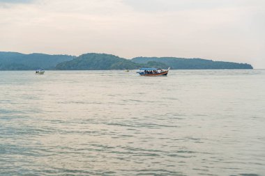 Malezya. Langkawi. Pantai Cenang Sahili 'nde bir tekne manzarası.