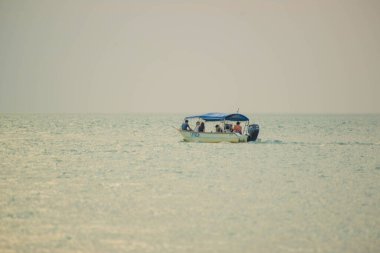 Malezya. Langkawi. Pantai Cenang Sahili 'nde bir tekne manzarası.