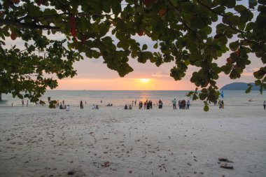 Malezya. Langkawi. Pantai Cenang Sahili 'nde günbatımı.