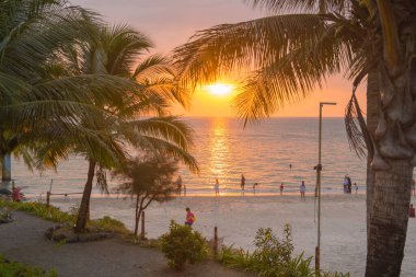 Malezya. Langkawi. Pantai Cenang Sahili 'nde gün batımı.