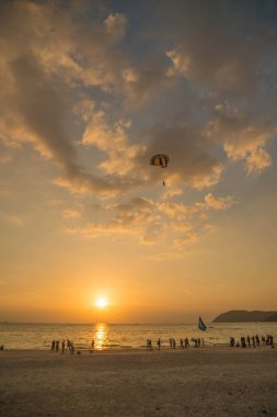 Malezya. Langkawi. Pantai Cenang Sahili 'nde gün batımı manzarası.