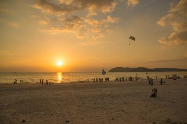 Malezya. Langkawi. Pantai Cenang Sahili 'nde gün batımı manzarası.