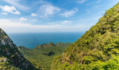 Malezya. Langkawi. Adadaki dağların manzarası.