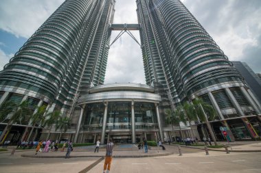 Petronas Kulelerinin düşük açılı görüntüsü, Malezya