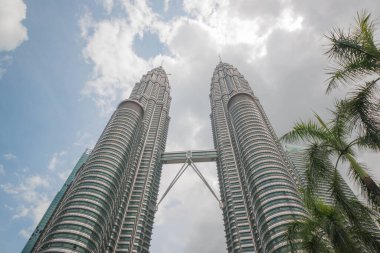 Petronas Kulelerinin düşük açılı görüntüsü, Malezya