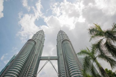 Petronas Kulelerinin düşük açılı görüntüsü, Malezya