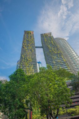 Petronas Kulelerinin düşük açılı görüntüsü, Malezya