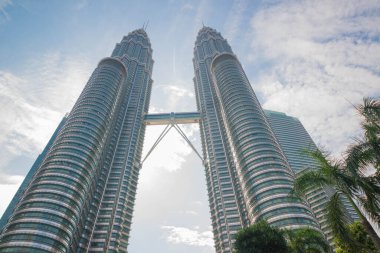 Petronas Kulelerinin düşük açılı görüntüsü, Malezya