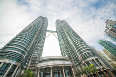 Petronas Kulelerinin düşük açılı görüntüsü, Malezya