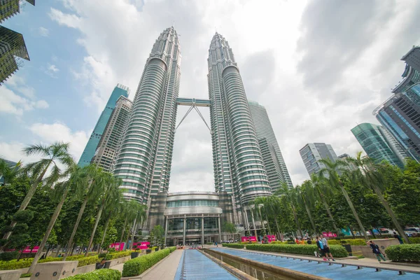 Petronas Kulelerinin Düşük Açılı Görüntüsü Malezya — Stok fotoğraf